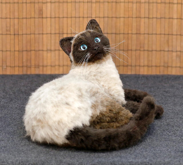 Huovutettu Siamilainen kissa, koko: 22 x 13 cm / Felted Siamese cat, size: 22 x 13 cm