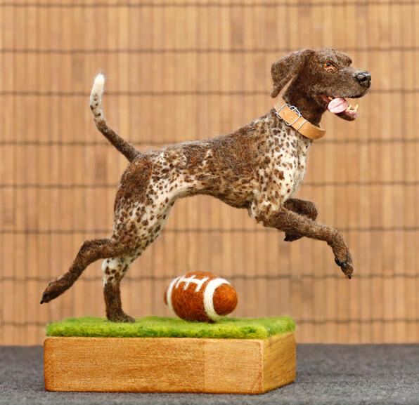 Huovutettu lyhytkarvainen saksan seisoja, koko: 13 cm / Felted Shorthaired German Pointer, size: 13 cm